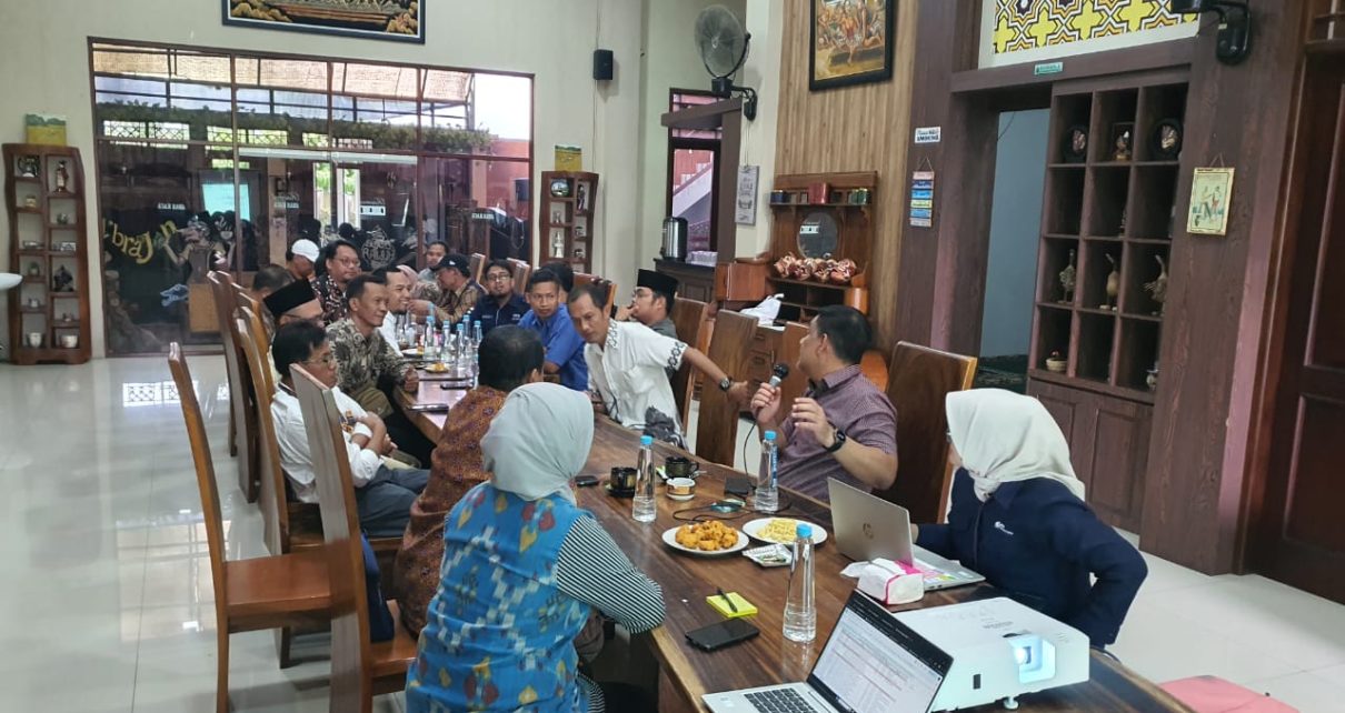 DIALOG. BPJamsostek Magelang sedang berdialog dengan pihak KPU Kabupaten Magelang. (foto: bpjamsostekmagelang)