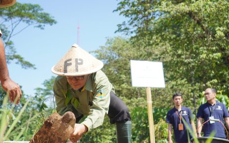 TANAM POHON. Rektor Universitas Tidar (UNTIDAR) Prof. Dr. Sugiyarto, M.Si saat menanam pohon di Kampus UNTIDAR di Bandongan, Jumat 16 Februari 2024. (foto: untidar)