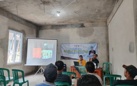 PELATIHAN. Tim Kuliah Kerja Nyata (KKN) Universitas Tidar (UNTIDAR) saat memberi pelatihan digital marketing kepada warga Desa Pringombo. (foto: untidar)