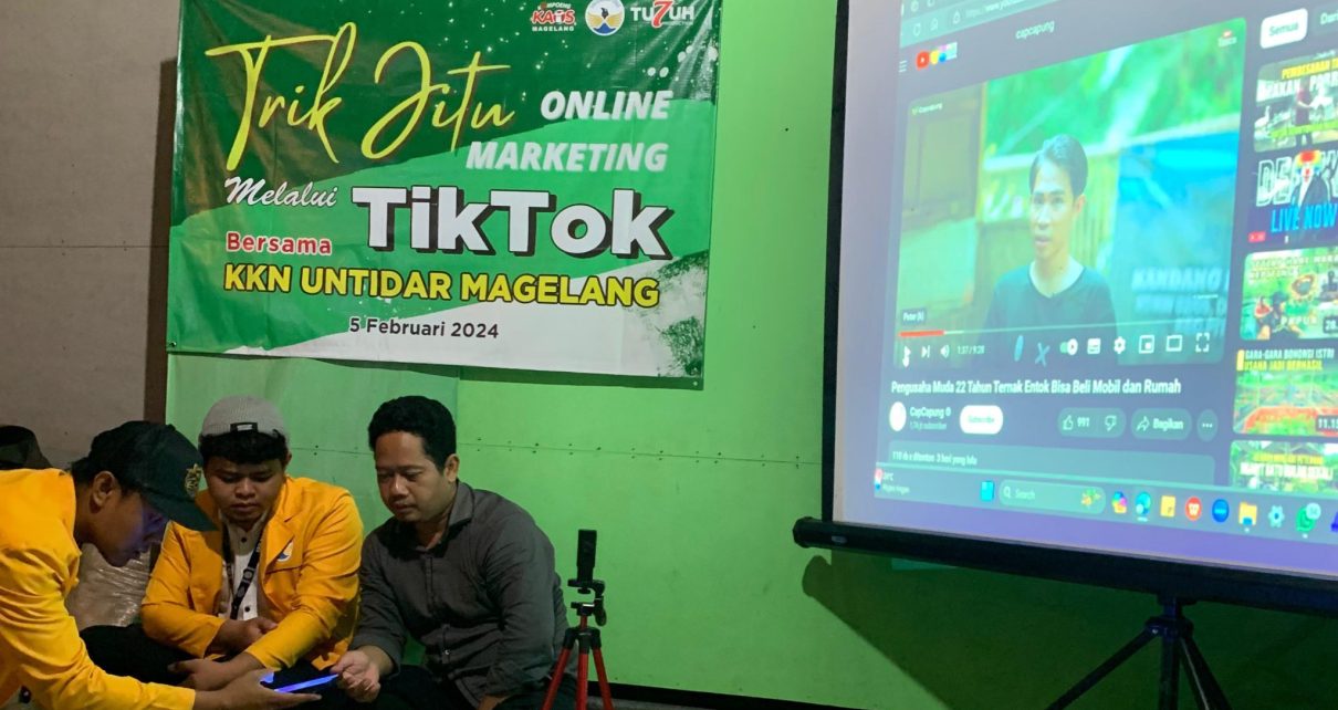 PEMASARAN. Mahasiswa KKN UNTIDAR saat memperkenalkan pemasaran via TikTok. (foto: untoidar)