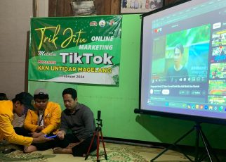 PEMASARAN. Mahasiswa KKN UNTIDAR saat memperkenalkan pemasaran via TikTok. (foto: untoidar)