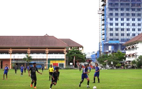 UNIMMA. Persatuan Sepak Bola Dosen Karyawan (PSDK) UNIMMA saat tanding dalam tangka Milad UMY di Yogyakarta. (foto: unimma)