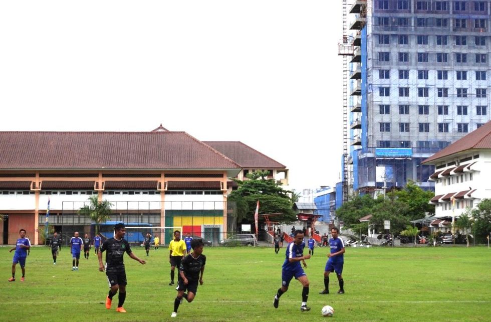 UNIMMA. Persatuan Sepak Bola Dosen Karyawan (PSDK) UNIMMA saat tanding dalam tangka Milad UMY di Yogyakarta. (foto: unimma)
