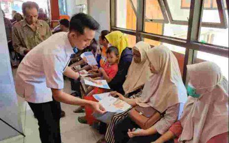 EDUKASI. Petugas BPJamsostek saat memberikan edukasi Jaminan Sosial pada pembagian Bansos PKH di Kantor Pos Magelang, Senin (12/2). (foto: ist)