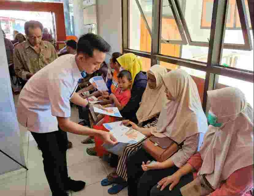 EDUKASI. Petugas BPJamsostek saat memberikan edukasi Jaminan Sosial pada pembagian Bansos PKH di Kantor Pos Magelang, Senin (12/2). (foto: ist)