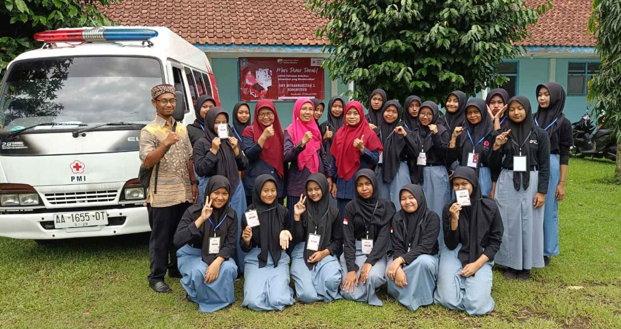 BERPOSE. Pihak sekolah dan pengurus PMR SMK Muhammadiyah 1 Borobudur berpose bersama. (foto: fatih/siedoo)