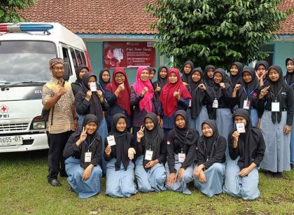 BERPOSE. Pihak sekolah dan pengurus PMR SMK Muhammadiyah 1 Borobudur berpose bersama. (foto: fatih/siedoo)