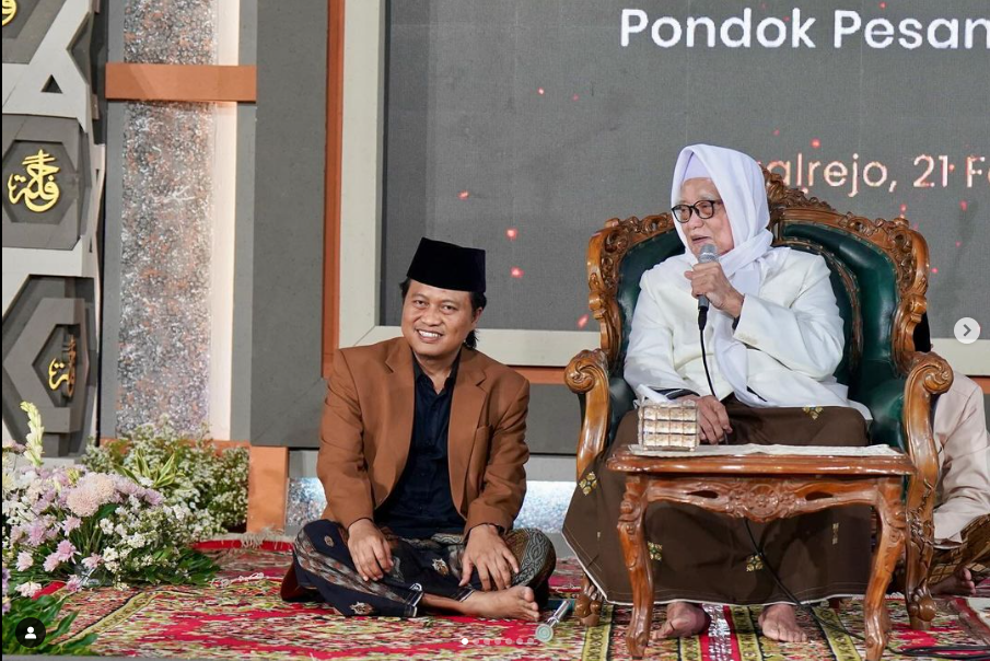 GUS YUSUF. Pengasuh Asrama Perguruan Islam Pondok Pesantren Salaf Tegalrejo, Magelang, KH Muhammad Yusuf Chudlori (peci hitam). (foto: tangkap layar instagram)