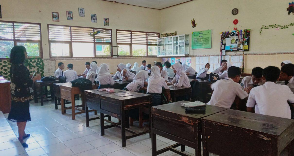 LITERASI. Siswa SMP Negeri 13 Kota Magelang sedang menjalankan Literasi Sastra, Kamis 1 Februari 2024. (foto: diyah/siedoo)