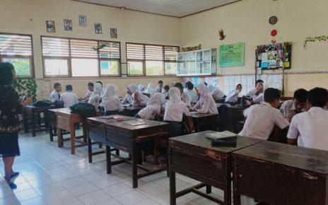 LITERASI. Siswa SMP Negeri 13 Kota Magelang sedang menjalankan Literasi Sastra, Kamis 1 Februari 2024. (foto: diyah/siedoo)