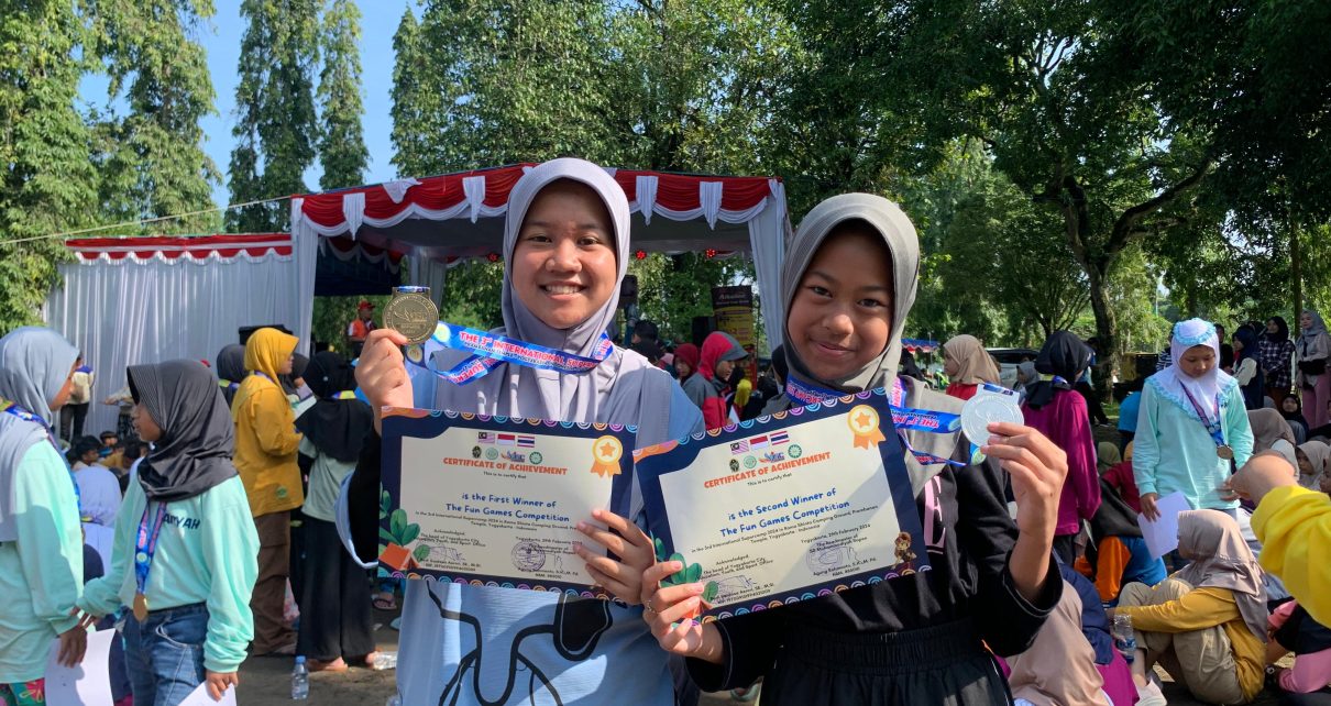 PENGHARGAAN. Siswi SD Muhammadiyah 2 Alternatif (SD Mutual 2) Kota Magelang, Jawa Tengah memperoleh penghargaan. (foto: ist)