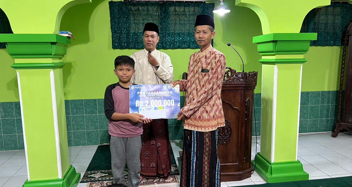 TASYARUF. SD Muhammadiyah 2 Alternatif (SD Mutual 2) Kota Magelang mentasyarufkan Zakat Infak Sedekah ke pengurus masjid di Dusun Timoho Bandongan. (foto: ist)