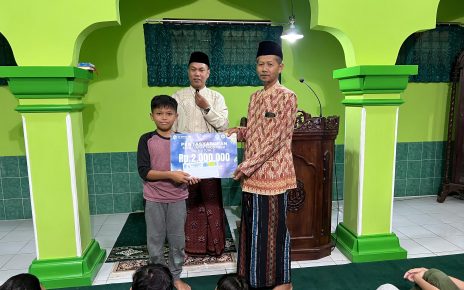 TASYARUF. SD Muhammadiyah 2 Alternatif (SD Mutual 2) Kota Magelang mentasyarufkan Zakat Infak Sedekah ke pengurus masjid di Dusun Timoho Bandongan. (foto: ist)