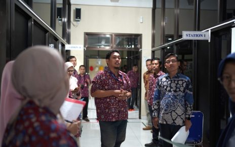 VISITASI. Asosiasi Pendidikan Tinggi Farmasi Indonesia (APTFI) melakukan visitasi fasilitas OSCE (Objective Structured Clinical Examination) Center ke Universitas Muhammadiyah Magelang (UNIMMA), Kamis 21 Maret 2024. (foto: unimma)
