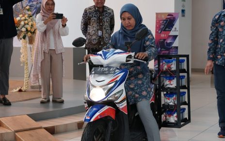 LISTRIK. Percobaan pengoperasian sepeda motor listrik dengan Baterai Al-Udara ITS. (foto: its) 