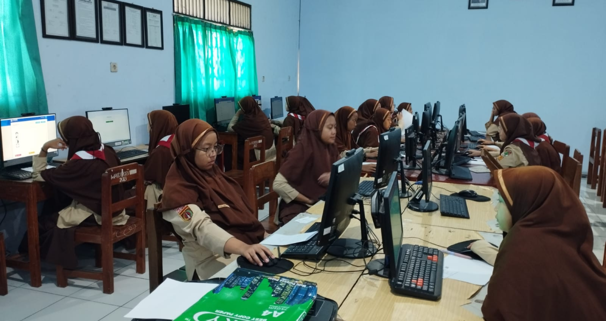 SOAL. SMPIT Ihsanul Fikri Pabelan, Mungkid, Magelang, Jawa Tengah saat mengerkan soal uji. (foto: fatih/siedoo)