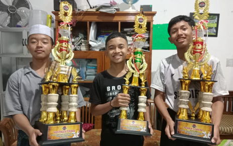 TROPI. Siswa SMPIT Ihsanul Fikri Pabelan Mungkid Magelang menunjukkan tropi yang diraih dari Kejuaraan Pencak Silat Tingkat Nasional. (foto: ist)