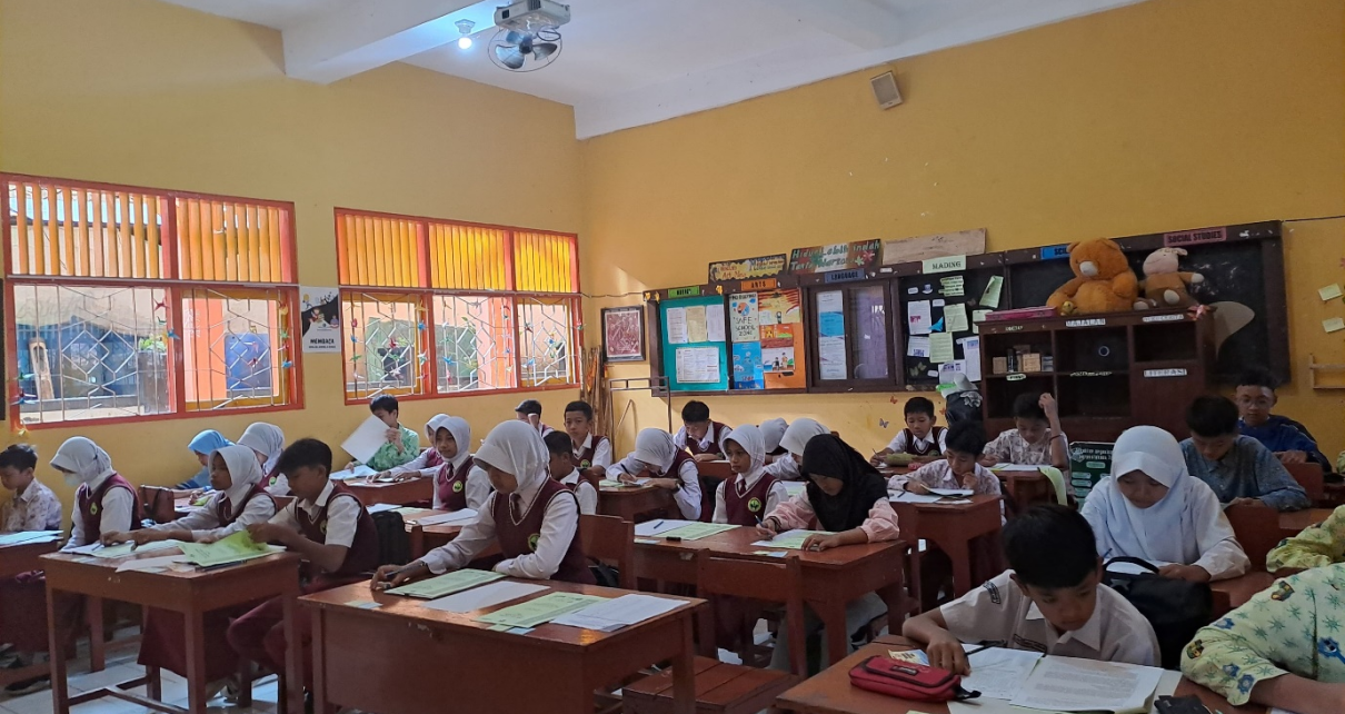 MENGERJAKAN. Siswa-siswi SD saat mengerjakan soal dalam Try Out SD di SMPN 2 Kota Magelang. (foto: fatih/siedoo)
