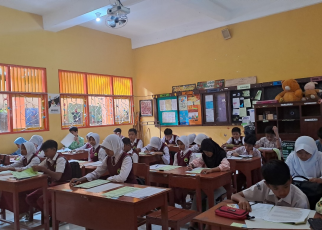 MENGERJAKAN. Siswa-siswi SD saat mengerjakan soal dalam Try Out SD di SMPN 2 Kota Magelang. (foto: fatih/siedoo)