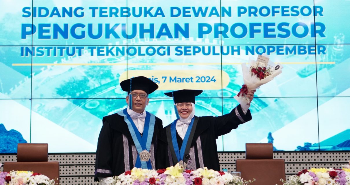 DIKUKUHKAN. Potret bahagia pasangan Prof Herman Pratikno ST MT PhD dan Prof Harmin Sulistyaning Titah ST MT PhD usai dikukuhkan menjad profesor bersama-sama di ITS. (foto: its)