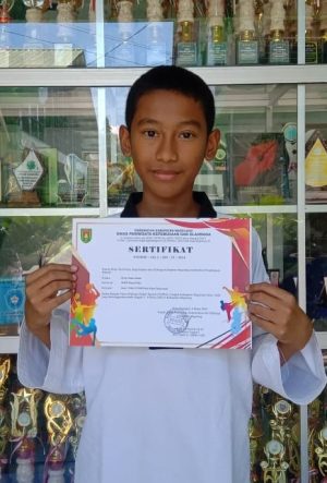 MEDALI. Salah satu siswa SMP IT Ihsanul Fikri Pabelan, Mungkid peraih medai dari cabor Taekwondo. (foto: ist)