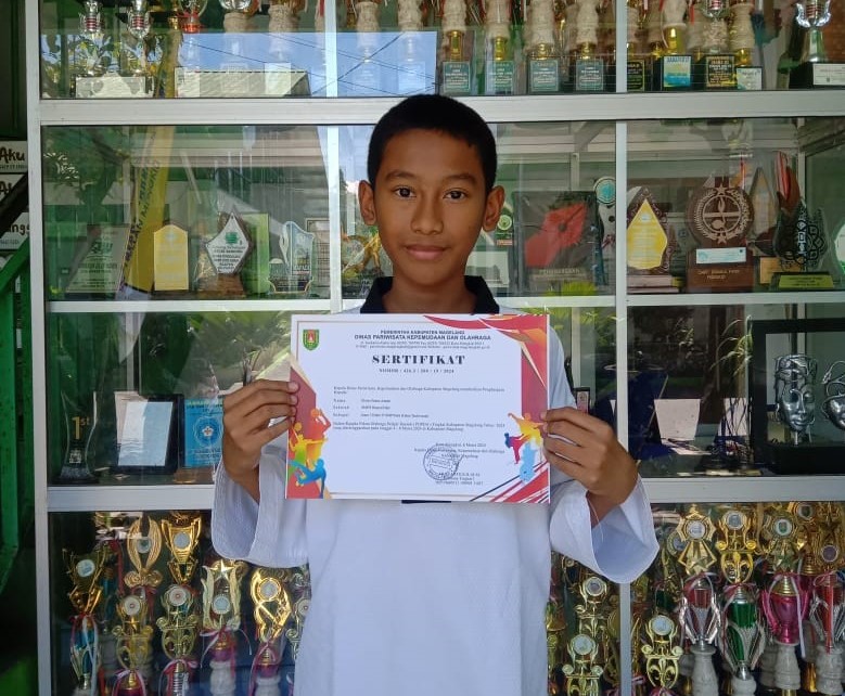 MEDALI. Salah satu siswa SMP IT Ihsanul Fikri Pabelan, Mungkid peraih medai dari cabor Taekwondo. (foto: ist)