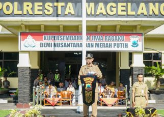 BACA. Penjabat (Pj) Bupati Magelang, Sepyo Achanto membacakan sambutan Kepala Kepolisian Negara Republik Indonesia. (foto: prokompimkabmgl)