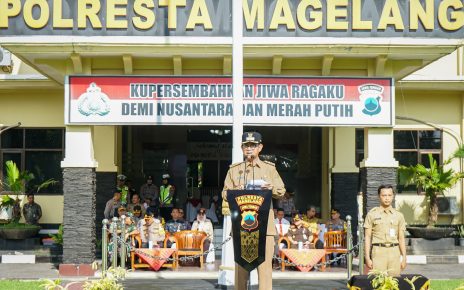 BACA. Penjabat (Pj) Bupati Magelang, Sepyo Achanto membacakan sambutan Kepala Kepolisian Negara Republik Indonesia. (foto: prokompimkabmgl)