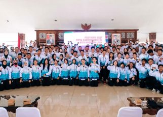 BERSAMA. Wali Kota Magelang, dr. Muchamad Nur Aziz berpose bersama 160 atlet termasuk pelatih/official Kota Magelang di Pendopo Pengabdian Kota Magelang, Selasa (23/4/2024).