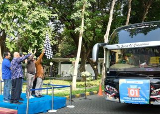 BUS. Pelepasan 11 armada bus yang membawa mahasiswa ITS dalam Mudik Gratis ITS 2024. (foto: its)
