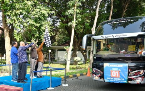 BUS. Pelepasan 11 armada bus yang membawa mahasiswa ITS dalam Mudik Gratis ITS 2024. (foto: its)