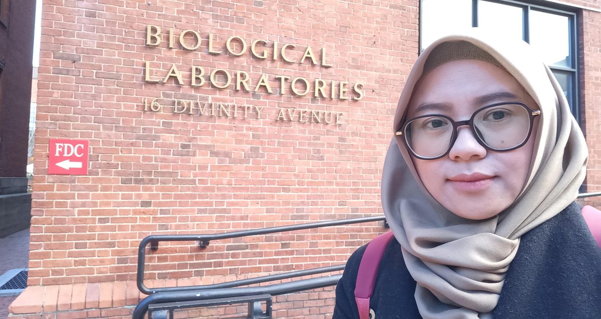 KUNJUNGI. Sri Fatmawati SSi MSc PhD saat mengunjungi Biological Laboratories di Harvard University, Amerika Serikat. (foto: its)