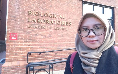 KUNJUNGI. Sri Fatmawati SSi MSc PhD saat mengunjungi Biological Laboratories di Harvard University, Amerika Serikat. (foto: its)