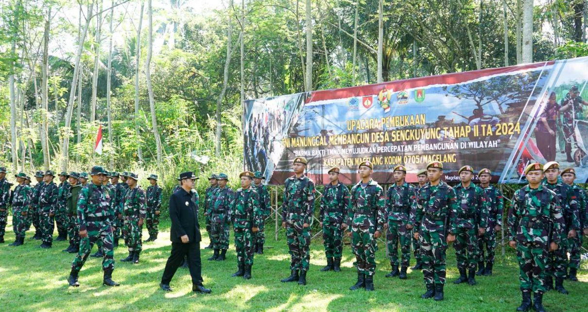 BUKA. Pj Bupati Magelang Sepyo Achanto saat membuka TMMD Sengkuyung Tahap II di Desa Bateh, Kecamatan Candimulyo. (foto: prokompimkabmgl) 