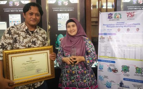 PIAGAM. Anggota tim ITS 3R, Ricky Asrul Sani AMd (kiri) dan Rachmawati usai menerima piagam penghargaan pada pameran Inovboyo 2024 di Gedung Balai Pemuda Surabaya. (foto: its)