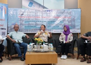DIALOG. Para narasumber Dialog Interaktif di Luar Studio Kentongan RRI Surabaya saat berdiskusi terkait peran kampus dan seluruh pihak dalam pentahelix mitigasi bencana. (foto: its)