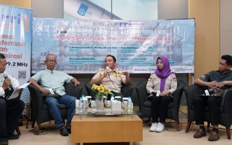 DIALOG. Para narasumber Dialog Interaktif di Luar Studio Kentongan RRI Surabaya saat berdiskusi terkait peran kampus dan seluruh pihak dalam pentahelix mitigasi bencana. (foto: its)