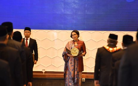 SAMBUTAN. Sekretaris Jenderal (Sesjen), Kementerian Pendidikan, Kebudayaan, Riset, dan Teknologi (Kemendikbudristek), Suharti saat memberikan sambutan. (foto: kemendikbudristek)
