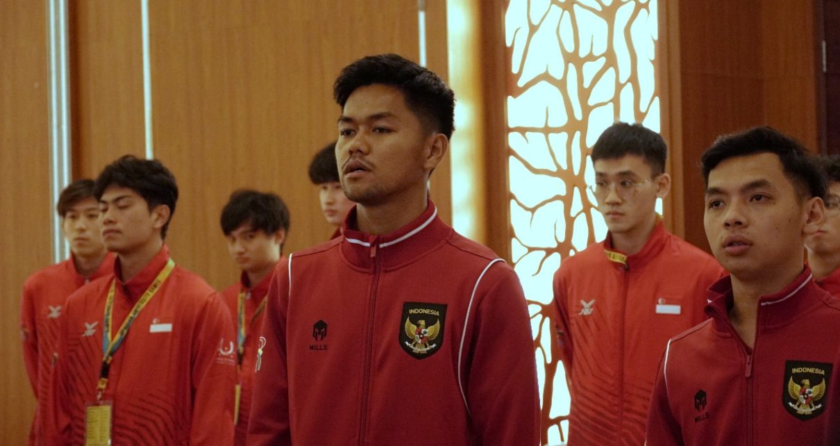 PEMBUKAAN. Para atlet dari Indonesia yang menghadiri acara pembukaan cabang olahraga handball ASEAN University Games ke-21 terlihat khidmat menyanyikan lagu kebangsaan Indonesia Raya. (foto: its)