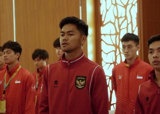 PEMBUKAAN. Para atlet dari Indonesia yang menghadiri acara pembukaan cabang olahraga handball ASEAN University Games ke-21 terlihat khidmat menyanyikan lagu kebangsaan Indonesia Raya. (foto: its)