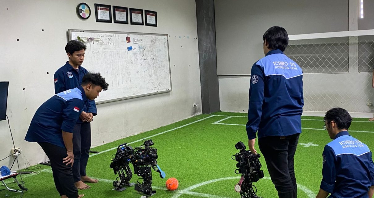 ITS. Tim Ichiro ITS saat bertanding di KRI 2024 Wilayah II dalam kategori Kontes Robot Sepak Bola Indonesia (KRSBI) Humanoid (2). (foto: its)