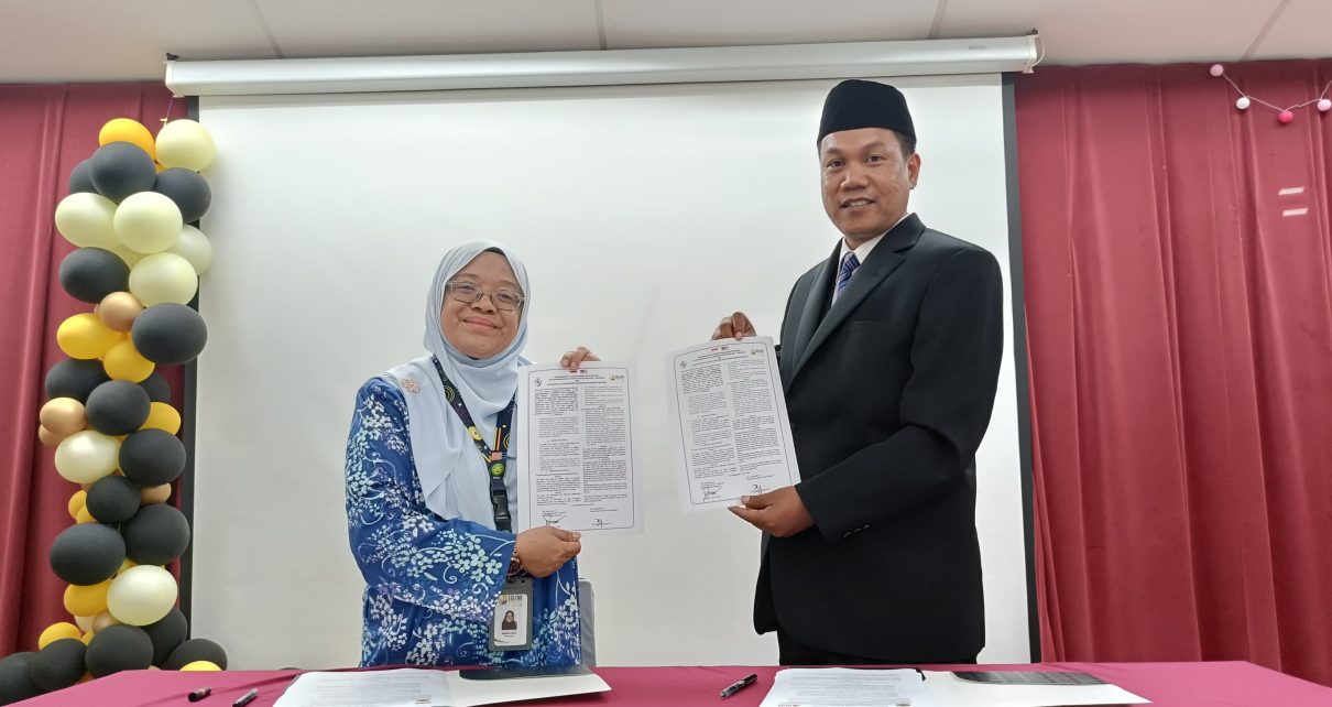 MOU. Guru Besar/Kepala IIS Malaysia Hj Maimunah melakukan penandatanganan MoU dengan Kepala SD Mutual 2 Kota Magelang, Mustaqim. (foto: ist)