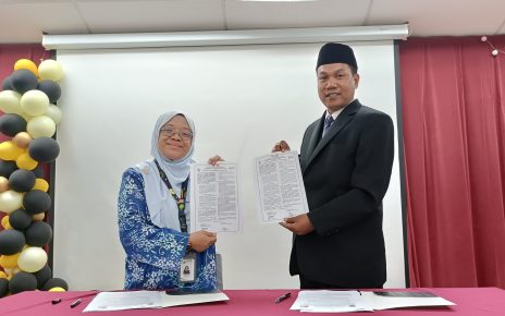 MOU. Guru Besar/Kepala IIS Malaysia Hj Maimunah melakukan penandatanganan MoU dengan Kepala SD Mutual 2 Kota Magelang, Mustaqim. (foto: ist)