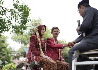 NIKAH. Prosesi ijab qabul pasangan penganting di Nikah Bareng Meriah UNIMMA. (foto: unimma)