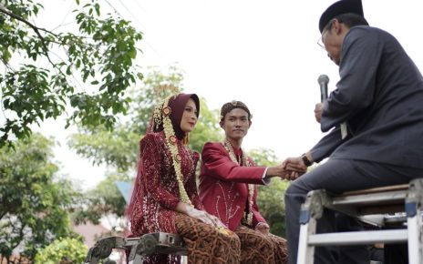 NIKAH. Prosesi ijab qabul pasangan penganting di Nikah Bareng Meriah UNIMMA. (foto: unimma)