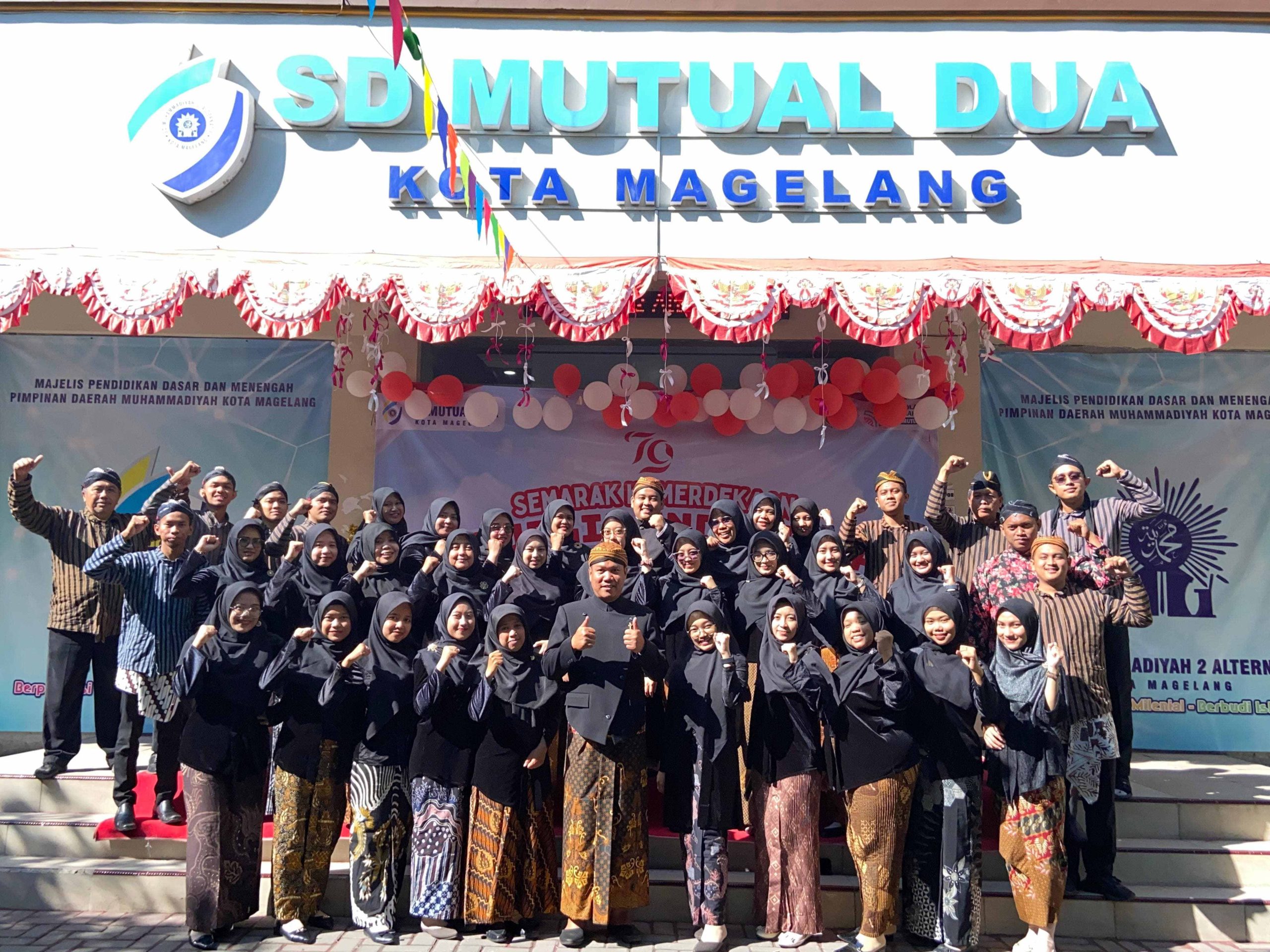 BERSAMA. Kepala SD Mutual 2 Kota Magelang berpose bersama guru dan karyawan sekolah. (foto: anisa/siedoo)