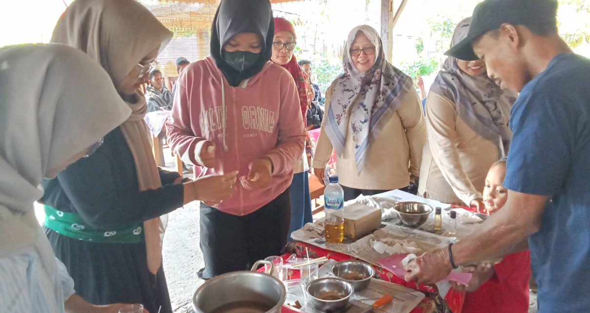 PELATIHAN. Tim PKM Untidar melaksanakan kegiatan pelatihan pembuatan lilin aromatherapy bagi siswa di PKBM Ibnu Hajar serta kelompok ibu-ibu dari Dusun Glagah, Desa Sirahan, Kecamatan Salam, Sabtu 10 Agustus 2024. (foto: ist)