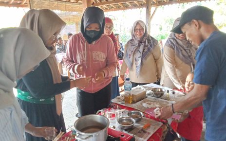 PELATIHAN. Tim PKM Untidar melaksanakan kegiatan pelatihan pembuatan lilin aromatherapy bagi siswa di PKBM Ibnu Hajar serta kelompok ibu-ibu dari Dusun Glagah, Desa Sirahan, Kecamatan Salam, Sabtu 10 Agustus 2024. (foto: ist)