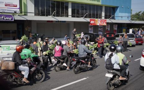 SAYUR. Pembagian sayur dilakukan oleh mahasiswa yang tergabung dalam UKM Mentari dan merupakan serangkaian dari agenda Ekspedisi Kemerdekaan dalam rangka Milad ke-60 dan memperingati HUT RI ke-79. (foto: unimma)