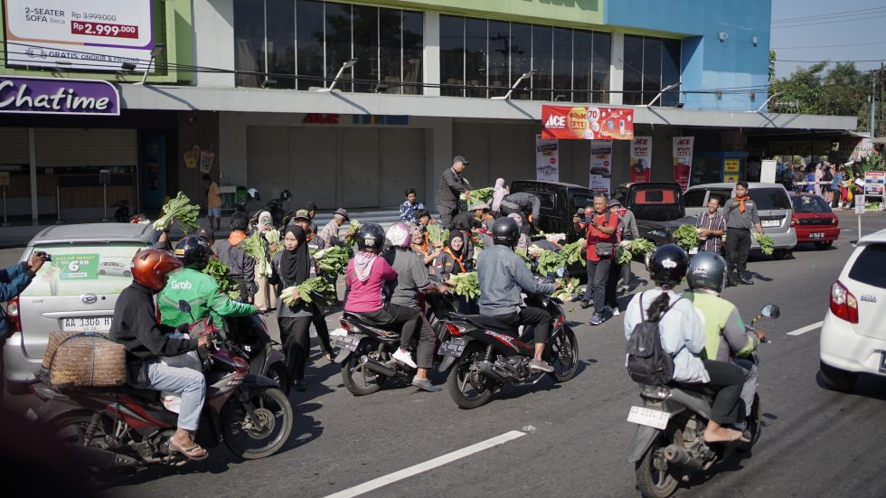 SAYUR. Pembagian sayur dilakukan oleh mahasiswa yang tergabung dalam UKM Mentari dan merupakan serangkaian dari agenda Ekspedisi Kemerdekaan dalam rangka Milad ke-60 dan memperingati HUT RI ke-79. (foto: unimma)